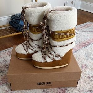 Women’s icon shearling moon boots